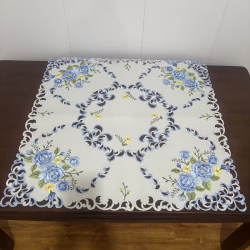 Vyšívaný ubrus s modrou růží